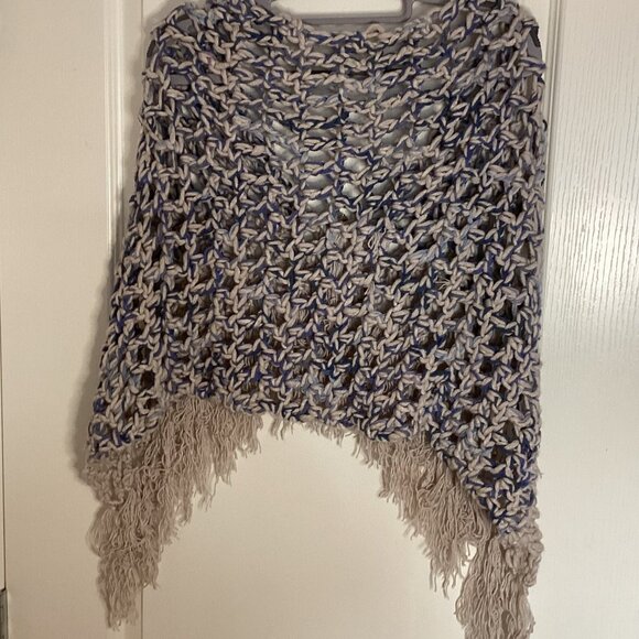 Handmade Small Knitted Shoulder Wrap Shawl Poncho With Fringe & Brooch Parties - Picture 7 of 7